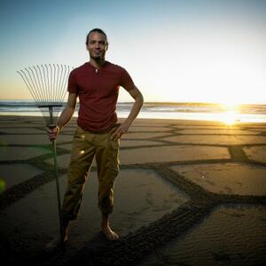 Andres Amador: Seniman Pantai dengan Karya Seni yang Memukau