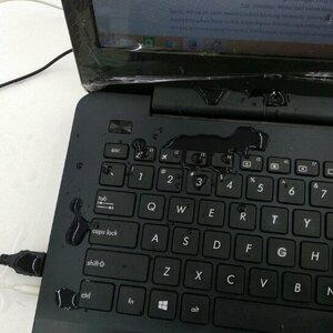Pertolongan Pertama Pada Kecelakaan Laptop yang Terkena Air