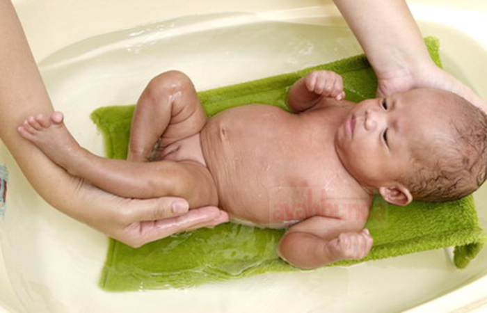 Tips Merawat dan Cara Memandikan Bayi Baru Lahir - Article - Plimbi