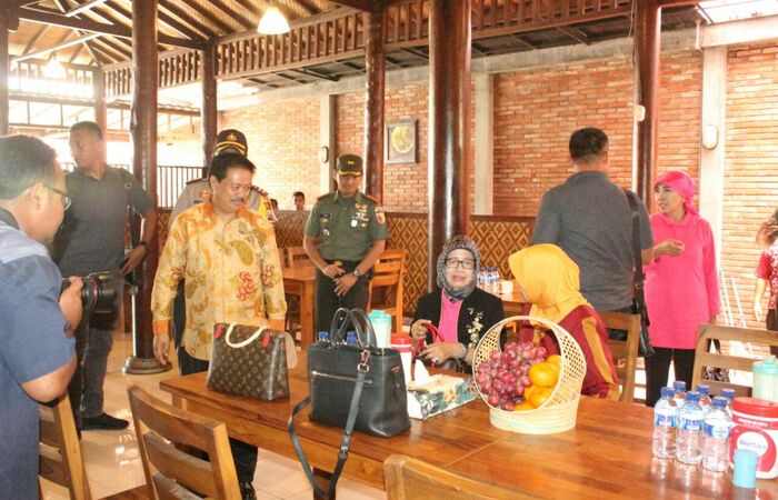 Dari Ngawi Menuju Blitar, Ibu Jokowi Nikmati Makanan Ala Kediri