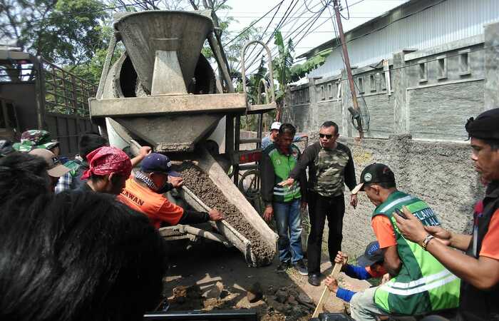 Dansektor 21 kolonel yusep sudrajat hari ini Tutup saluran limbah di wilayah  kelurahan pasawahan Kecamatan Dayeuhkolot,