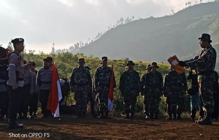 Bersama Polres Mojokerto, Prajurit Kodim 0815 Ikuti Ekspedisi Merah Putih Di Puncak Gunung Pundak Pacet