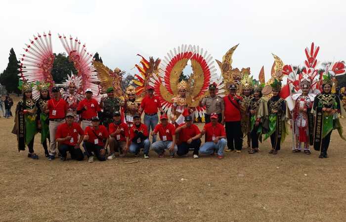 Danramil Bersama Forpimka Berangkatkan Trawas Trashion Carnival (TTC) 