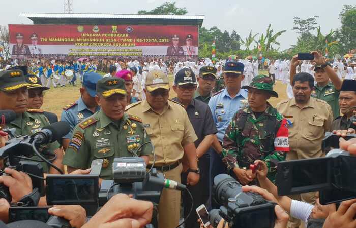 Pangdam III/Siliwangi Dampingi Bupati Sukabumi Buka TMMD ke - 103
