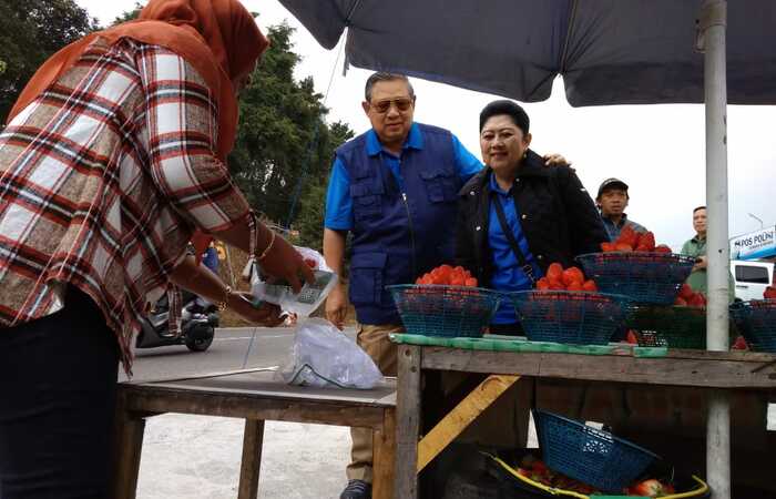 Kemesraan Pak SBY dan Ibu Ani Yudhoyono di Kaki Gunung Lawu