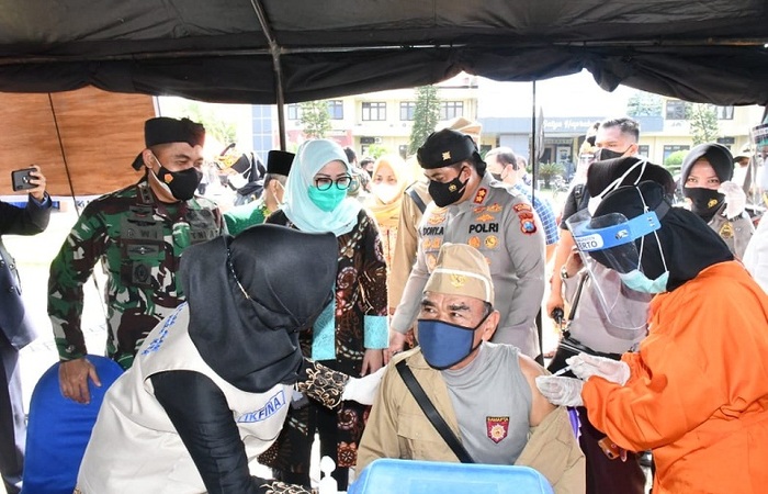 Dandim 0815 Bersama Kapolres &amp; Bupati Mojokerto Pantau Langsung Serbuan Vaksinasi Nasional TNI-Polri