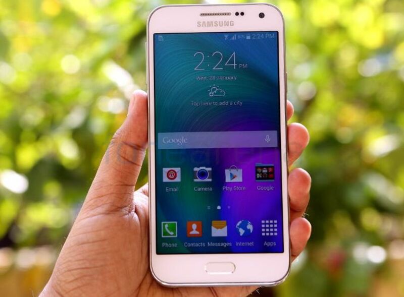 Samsung GALAXY J7, Smartphone Khusus Penyuka Selfie!
