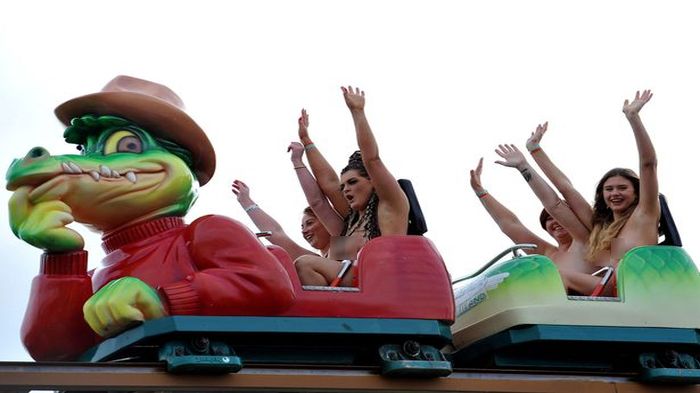 VIDEO: Wah! Kumpulkan Dana Sambil Telanjang Naik Roller Coaster