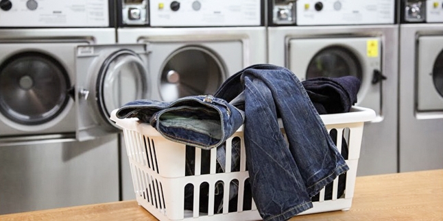 Coba Lakukan Beberapa Cara Ini untuk Mencuci dan Merawat Celana Jeans Kesayangan Anda