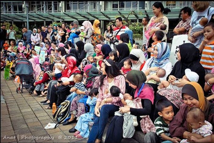 Seruu. . ! Para Ibu Protes, Ramai-ramai Menyusui Flash Mob di Mal