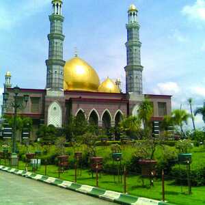 Masjid Kubah Emas: Lambang Kebesaran Potensi Umat 