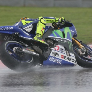 Balapan Hujan, Rossi Berhasil Menjuarai MotoGp Silverstone