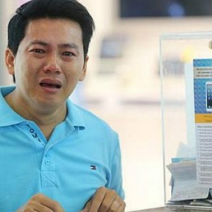 Menyedihkan! Pria Asal Vietnam Menangis Minta Kembalian Saat Bertansaksi iPhone di Singapura