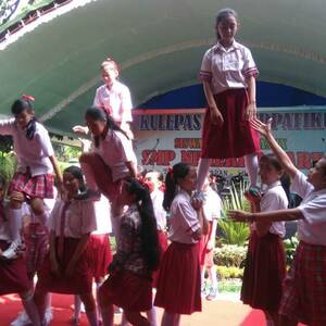 Bati Tuud Koramil Pare Hadiri Pelepasan Siswa Siswi SMPN 2 Pare