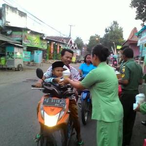 Persit KCK Koramil Kepung Berbagi Buka Puasa Dengan Warga