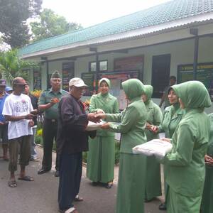 Kodim 0809/Kediri Bagikan 1.400 Paket Zakat Fitrah