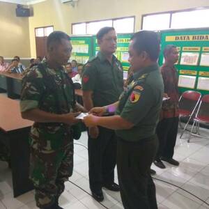 Kasdim Kediri Serahkan THR Dari KASAD Kepada Prajurit TNI Berstatus Khusus