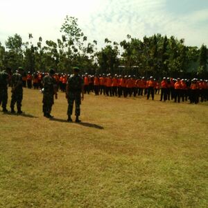 Pelatihan Baris Berbaris Koramil 01/Kota Bersama SMPN 2 Kediri