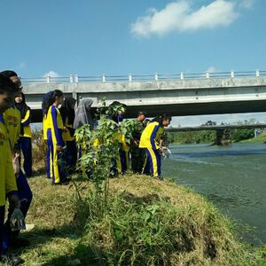 Tebar Benih Ikan Untuk Kepedulian Lingkungan Bersama SMPN 1 Kediri