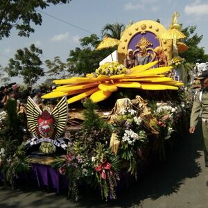 Kemeriahan Hari Jadi Kota Kediri Dalam Pawai Mobil Hias