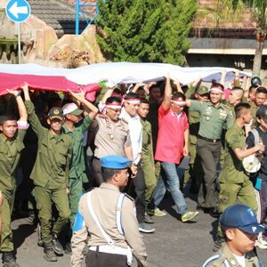 Kobarkan Nasionalisme Lewat Kirab Bendera Raksasa