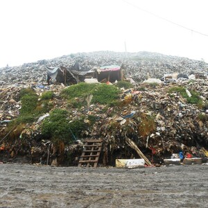 Menengok Bukit Sampah Setinggi 15 Meter di Tangsel