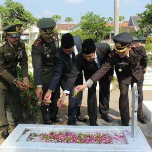 Mengingat  Jasa Pahlawan Lewat Ziarah Di TMP Joyoboyo