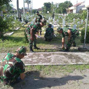 Peringati Hari Juang Kartika Dengan Karya Bakti di TMP Joyoboyo