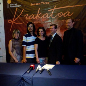 Konser Bandung Philharmonic Bawakan Krakatoa Karya Komposer Amerika Stacey Garoop