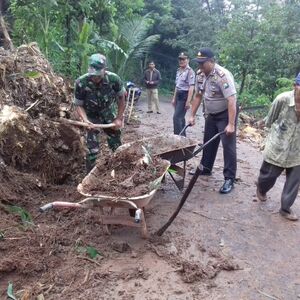 Soliditas TNI Polri dan Warga Atasi Dampak Longsor