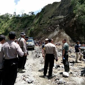 Longsor Tanah Di Kawasan Kelud Menimbun 3 Truk dan 4 Orang Meninggal