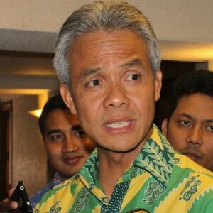 Ganjar Pranowo Muda Pernah Berjualan Bensin Untuk Sehari - Hari