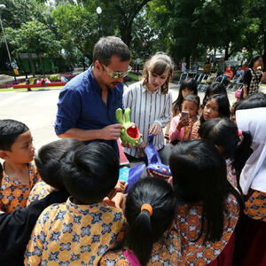 Seniman Patung Ternama Ukraina Ajari Siswa SD Buat Patung Lilin