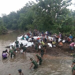 Tanggul jebol TNI bersama warga dan Polri beraksi di Tarokan Kediri