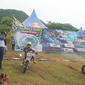 Ajang adu nyali dalam supercross seri hut Brigif 16/WY