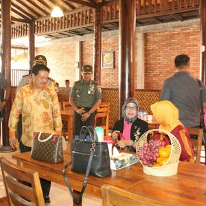 Dari Ngawi Menuju Blitar, Ibu Jokowi Nikmati Makanan Ala Kediri