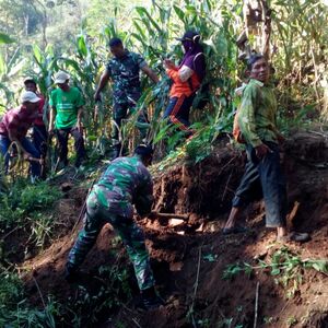 Penuhi Kebutuhan Air Dengan Karya Bakti Pemasangan Pipa Irigasi