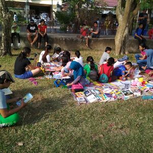 Perpustakaan Keliling Komunitas GPAN Bali Ramai Dikunjungi Anak Sekolah