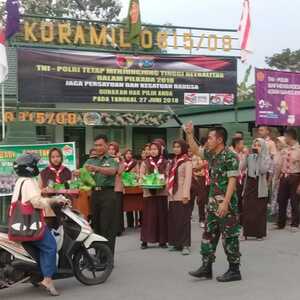 Isi Ramadhan Koramil 0815/08 Dawarblandong Bagikan Takjil