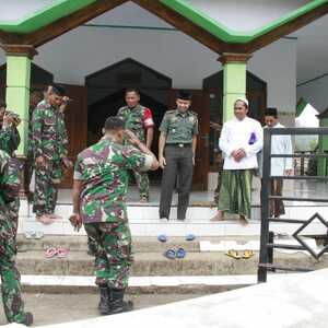 Bersama Warga, Satgas TMMD Tunaikan Sholat Jum'at di Masjid Al-ikhlas