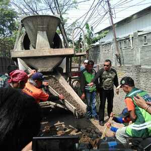 Dansektor 21 kolonel yusep sudrajat hari ini Tutup saluran limbah di wilayah  kelurahan pasawahan Kecamatan Dayeuhkolot,