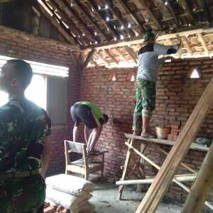 Satgas TMMD Mojokerto Maksimalkan Penggarapan Bedah Rumah Mbok Wati