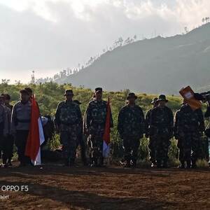 Bersama Polres Mojokerto, Prajurit Kodim 0815 Ikuti Ekspedisi Merah Putih Di Puncak Gunung Pundak Pacet