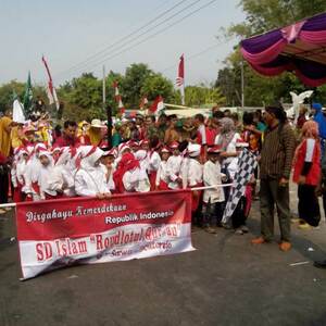 Forpimka Kutorejo Berangkatkan Karnaval Peringati HUT Kemerdekaan