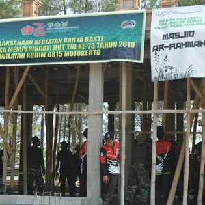 HUT TNI Ke-73, Kodim 0815 Gelar Karya Bakti Di Masjid Villa Do&rsquo;a Yatim Sejahtera