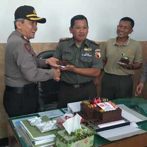 Wujud Nyata Sinergitas TNI - Polri Kapolsek Sambangi Koramil Jajaran Kodim 0815