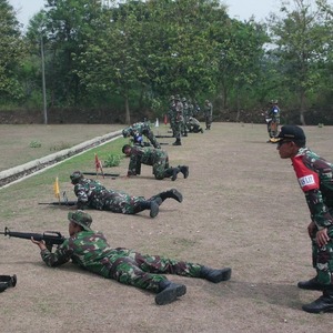 Kasdim 0815 Lakukan Dalwaslat Latihan Menembak Senjata Ringan