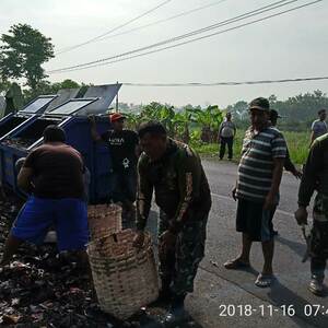 Sambut Hari Juang Kartika, Koramil 0815/03 Sooko Bersama Tiga Pilar Gelar Karya Bakti Peduli Lingkungan