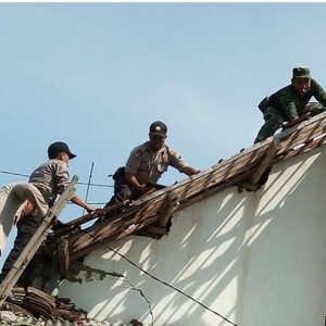 Personel TNI-Polri Benahi Rumah Warga Terdampak Puting Beliung