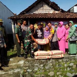 Bakti Sosial Sinergitas TNI &ndash; Polri Sasar Bedah Rumah Warga Kutorejo